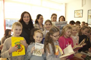 Uczniowie, nauczyciele podczas sprzedaży książek w szkole im. Marii konopnickiej w Londynie/ Fot. Małgorzata Bugaj-Martynowska