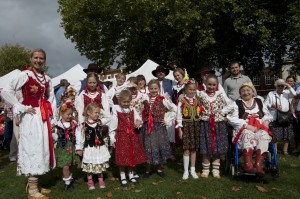 „Żywiec” w dorosłym i dziecięcym składzie. Irena Różycka (od prawej) – pierwsza choreografka zespołu i Maria Cieślak (od lewej) współprowadząca grupę dziecięcą/ Fot. Małgorzata Bugaj-Martynowska