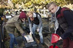 Wolontariusze  z potrzeby serca i dobrej woli sprzątali polskie groby/ Fot. Małgorzata Bugaj-Martynowska