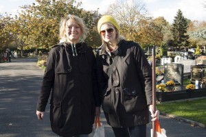 Agnieszka Adamska (L) i Aneta Rapacz kierowały akcją na cmentarzu w Gunnersbury/ Fot. Małgorzata Bugaj-Martynowska