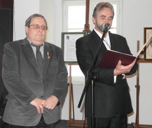 Siergiej Głoviuk (L) uhonorowany odznaką Zasłużonych dla Kultury Polskiej za „Antologię Poezji Polskiej” oraz Dariusz Bereski / Fot. Barbara Jurkowska