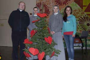 Ksiądz Tomasz Rakowski, siostra Anna Jemioło (L), siostra Małgorzata Michalik, oraz Aneta Kubasiewicz przygotowali rekolekcje dla dzieci i młodzieży/ Fot. Małgorzata Bugaj-Martynowska