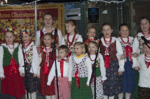 „Mini” i „Midi” Polish Folk Song and Dance Group podczas Christmas Fair przy kościele St Mary’s na Actonie/ Fot. Małgorzata Bugaj-Martynowska
