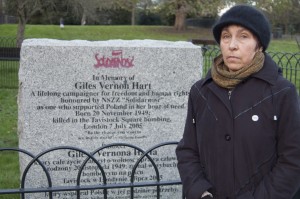 Danuta Gorzyńska-Hart obok pomnika w Ravenscourt Park, poświęconego działalności jej męża Giles'a Hart, który zginął tragicznie podczas zamachów terrorystycznych w Londynie, 7 lipca 2005 roku/ Fot. Małgorzata Bugaj-Martynowska