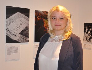 Paulina Patrykowska przy realizacji projektu o weteranach wojennych po raz pierwszy zetknęła się z polską emigracją niepodległościową. W tle, z lewej: Fotografia jej autorstwa – przypadkowo znaleziona kartka świąteczna z 1959 roku. / Fot. Magdalena Czubińska