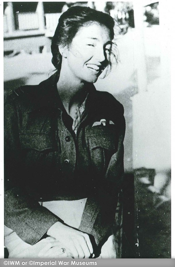 Krystyna Skarbek w wojskowym mundurze z odznaką SOE.