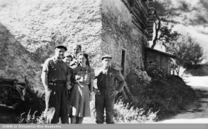 Krystyna Skarbek z członkami francuskiego ruchu oporu w Haut-Savoie, wschodnia Francja, sierpień 1944 r.