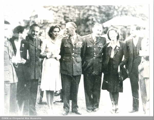 Krystyna (druga z lewej) z oficerami.