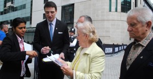 Wręczenie pracownikowi BBC listy z podpisami ludzi, którzy protestują przeciw planom emisji w BBC antypolskiego serialu o II wojnie światowej