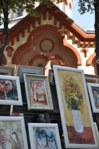 Na straganach przed kościołami można kupić malowidła nie tylko z krajobrazem miasta czy martwą naturą, ale również… ze świętym, wyprowadzającym kota na smyczy. / Fot. Agnieszka Wisławska