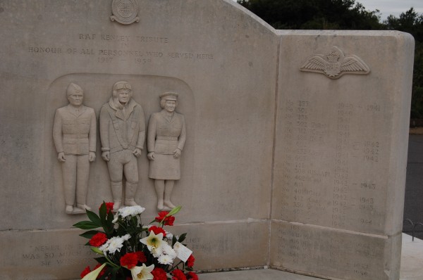 Na monumencie upamiętniającym stacjonujących w Kenley lotników, wymieniony jest polski dywizjon 302 / fot. Magdalena Grzymkowska