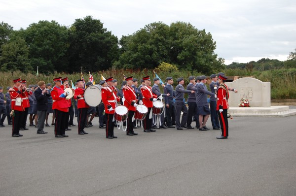 Przez całą drogę na dawne lotnisko RAF w Kenley młodym kadetom wtórowała orkiestra wojskowa, nadając równe tempo marszu / fot. Magdalena Grzymkowska