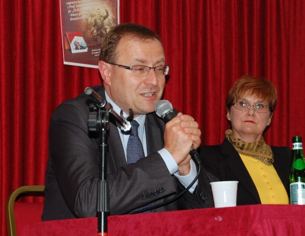 Profesor Antoni Dudek był gościem spotkania poświęconego bilansowi III RP; na zdjęcia wraz z prowadzącą spotkanie Dobrosławą Platt, dyrektor Biblioteki Polskiej w POSK-u / fot. Magdalena Grzymkowska