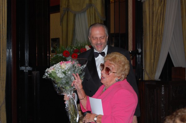 Ambasador Witold Sobków w podziękowaniu wręczył kwiaty Annie Rut /  fot. Magdalena Grzymkowska