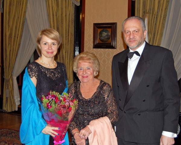 Ania Rut w towarzystwie ambasadora RP Witolda Sobkowa oraz jego żony Iwony / fot. Magdalena Grzymkowska