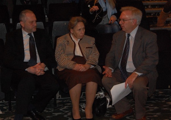 Ambasador RP Witold Sobków i dr Bożena Laskiewicz, prezes Medical Aid for Poland rozmawiają z rezyserem na temat filmu w czasie przerwy w pokazie / fot. Magdalena Grzymkowska