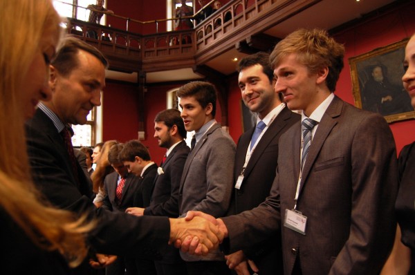 Minister  Sikorski wręczył odznaczenia najbardziej zasłużonym w ramach społeczności studenckich / fot. Magdalena Grzymkowska