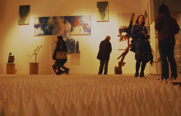 Goście wystawy podczas wernisażu, po prawej stronie autorka instalacji: Joanna Sperryn-Jones / fot. Magdalena Grzymkowska
