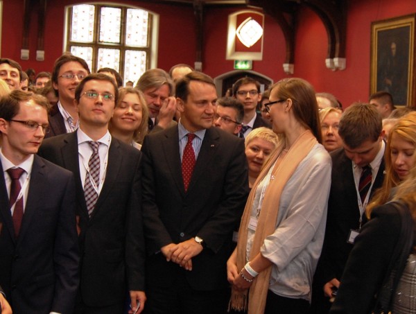 Radosław Sikorski namawiał studentów do powrotu do Polski. Tak jak to sam uczynił przed laty / fot. Magdalena Grzymkowska