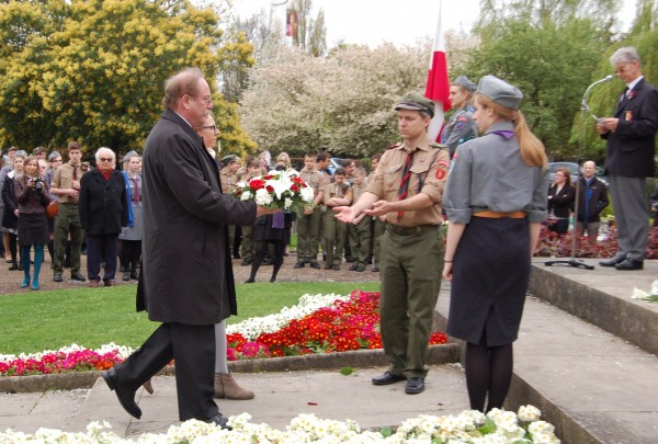 TAdeusz Potworowski i ELżbieta Sobolewska w imieniu Polskiej Fundacji Kulturalnej oraz Dziennika Polskiego i Dziennika Żołnierza złożyli pod pomnikiem kwiaty / fot. Magdalena Grzymkowska