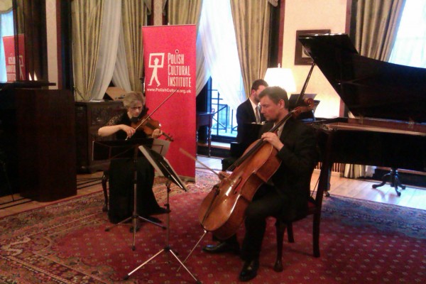 Muzycy w czasie koncertu –Lech Napierała (fortepian), Magda Szczepanowska (skrzypce) oraz Piotr Hausenplas (wiolonczela) / fot. Magdalena Grzymkowska