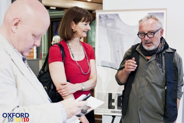 Artysta Ryszard Kaja oraz Councillor Van Coulter, reprezentant Oxford City Council, podczas wernisażu wystawy plakatów / fot.  Karina Bedkowska