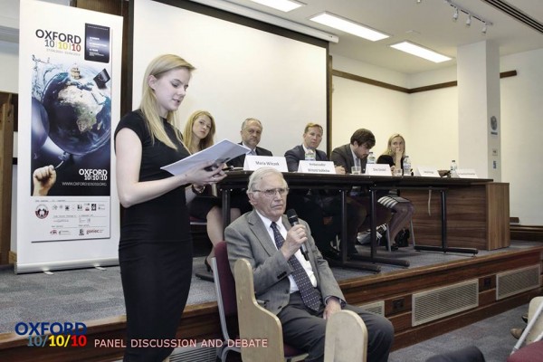 Ewelina Gregolińska, prof. Zbigniew Pełczyński i uczestnicy panelu dyskusyjnego: Maria Wilczek, Ambasador Witold Sobków, Giles Goodall, Jakub Krupa, Karolina Pomorska / fot.  Tomasz Rydel