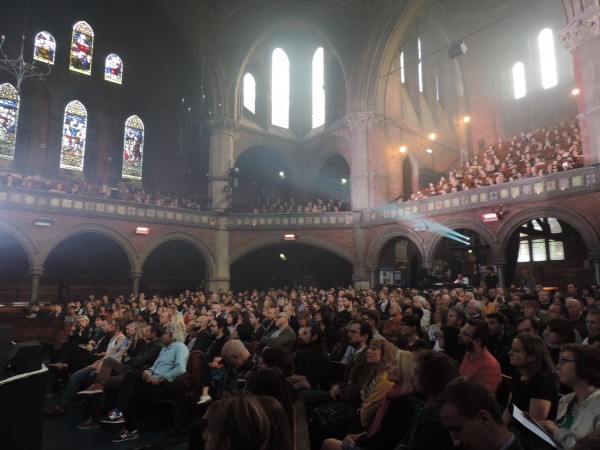 Zaczarowana publiczność w Union Chapel  / fot. Magdalena Grzymkowska