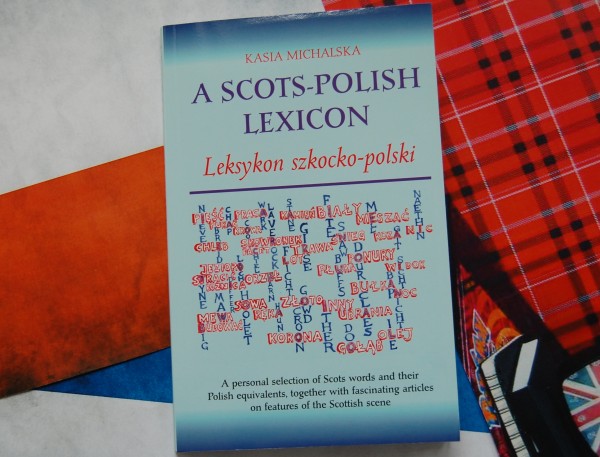 W Szkocji mówi się o dwóch językach - urzędowym angielskm i strodawnym gaelickim. Tymczasem istnieje trzeci język - scots i właśnie o nim jest ta książka / fot. Magdalena Grzymkowska