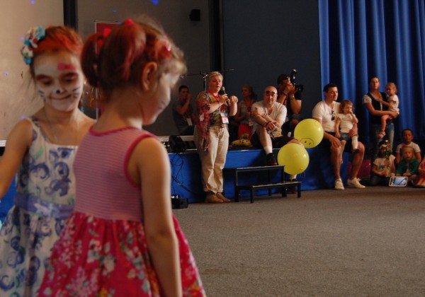 Prowadząca Ewa Gluza zapowiada występ młodych tancerzy ze szkoły „Step by Step”, którzy zaprezentowali zgromadzonym swoje umiejętności / fot. Magdalena Grzymkowska