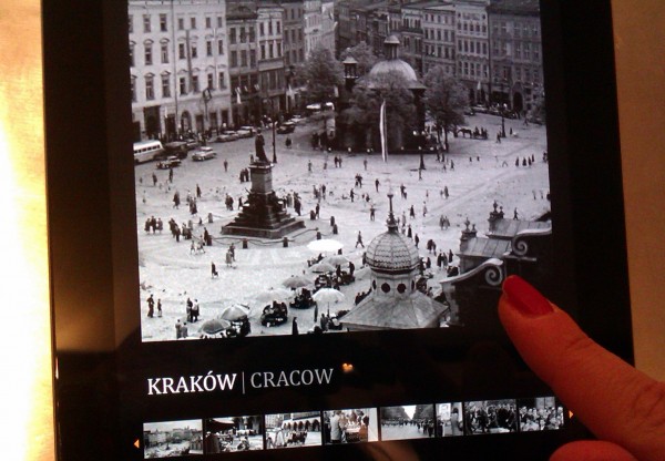 Wystawie towarzyszy aplikacja na iPada,  gdzie znajduje się jeszcze wiecej unikatowych materiałów / fot. Magdalena Grzymkowska