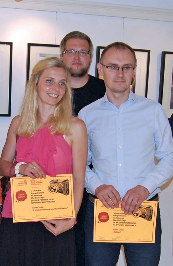 Dwoje laureatów: Monika Szolle oraz Marcin Urban.  Za nimi bohater nagrodzonego zdjęcia „Budowa" / fot. Magdalena Grzymkowska