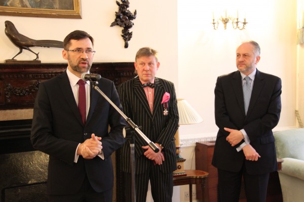 Na uroczystości w ambasadzie od lewej: dr Sebastian Rejak, Pełnomocnik Ministra Spraw Zagranicznych ds. kontaktów z diasporą żydowską, wyróżniony Filip Ślipaczek i ambasador RP Witold Sobków / fot. archiwum ambasady