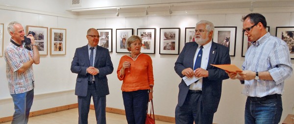 Na otwarciu wystawy zjawili się: Konsul Generalny Ireneusz Truszkowski (2L), Andrzej Zakrzewski, sekretarz generalny POSK (2P) oraz członkowie jury: Robert Szydło (L), Barbara Dorrell (C) oraz redaktor Jarosław Koźmiński (P) / fot. Magdalena Grzymkowska