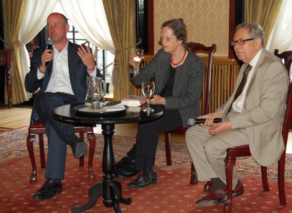 Na zdjęciu od lewej: Thomas Harding, prof. Mary Fulbrook oraz prof. Anthony Polonsky / fot. Magdalena Grzymkowska