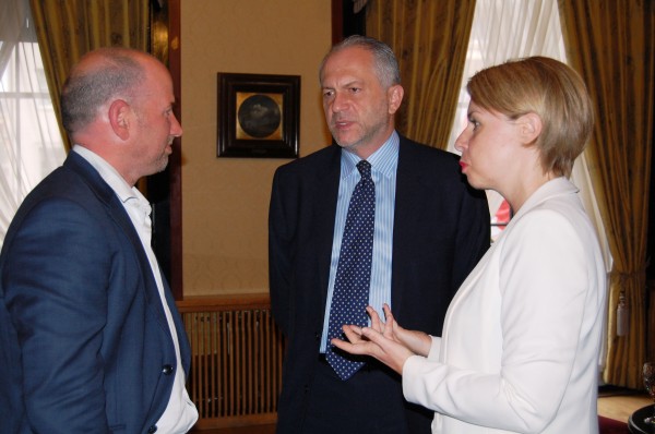 Autor książki rozmawia z ambasadorem RP Witoldem Sobkowem i jego żoną, Iwoną / fot. Magdalena Grzymkowska