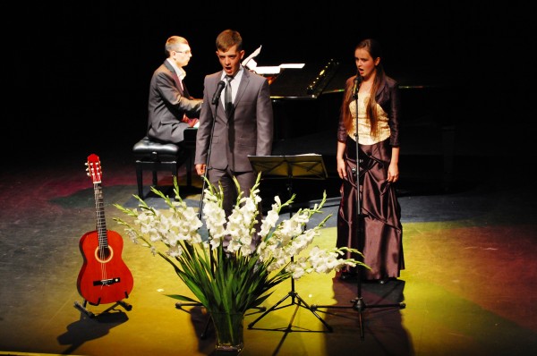 Śpiewali Aneta Nurcek i Artur Zawora, akompaniował im Dawid Lisowski / fot. Magdalena Grzymkowska