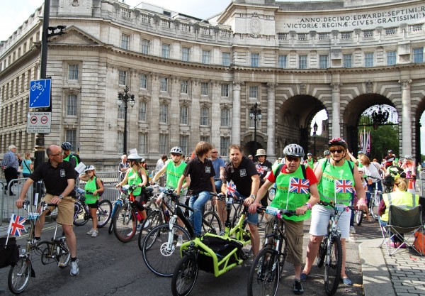 Rowerzyści na starcie - Trafalgar Square / fot. Magdalena Grzymkowska