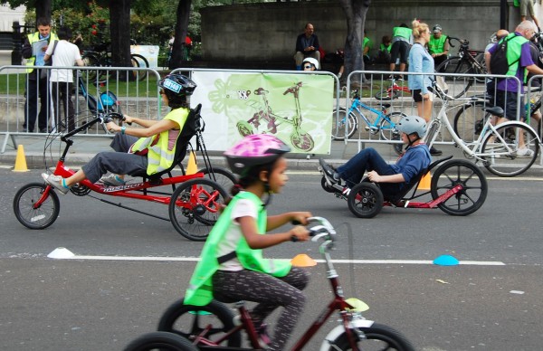 W strefach festiwalowych - moc atrakcji: m.in. rozgrywki rowerowego polo, dyskoteka napędzana siłą mięśni i wyścigi na nietypowym sprzęcie / fot. Magdalena Grzymkowska