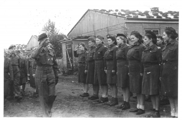 Naczelny wódz Wojska Polskiego gen. Tadeusz Bór-Komorowski w Oberlangen, obozie wyzwolonym przez żołnierzy generała Maczka. Piąta od prawej: Hanka Witkowska