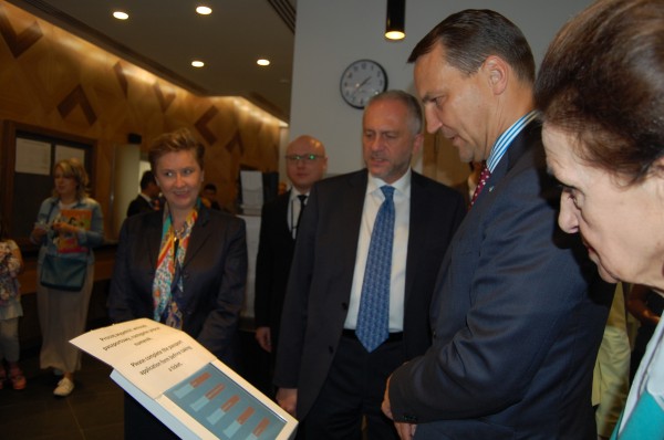 Prezydentowa Kaczorowska, minister Sikorski i ambasador zwiedzili nowy budynek konsulatu / fot. Magdalena Grzymkowska