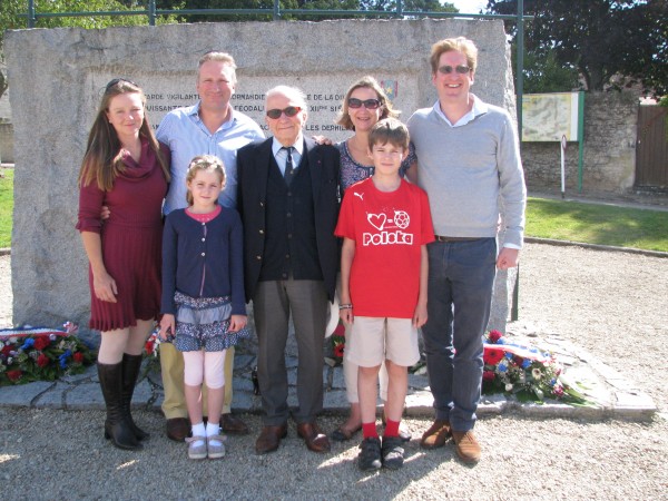 Rodzina Mieczkowskich przed pomnikiem w  Chambois / Źródło: Archiwum