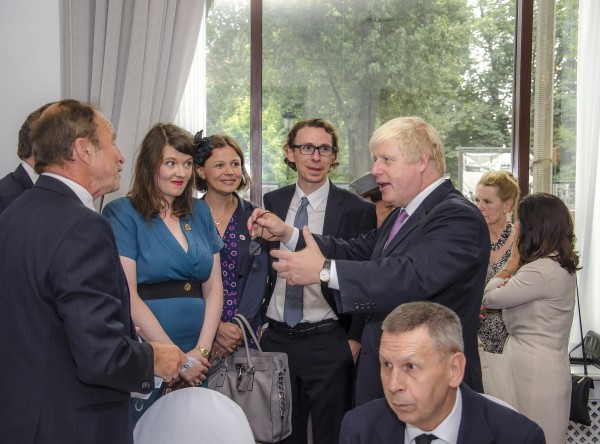 Peroruje burmistrz Londynu Boris Johnson, wśród słuchaczy, m.in. Katy. Warszawa, sierpień 2014, przyjęcie w brytyjskiej ambasadzie. / Fot. Grzegorz Rogiński