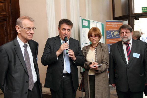 Fot. PAU/Bogdan Zimowski / Na otwarciu wystawy stoją od lewej: prezes PAU prof. Andrzej Białas, ambasador Meksyku w Polsce Ricardo Villanueva Hallal, pani tłumaczka, dr Krzysztof Smolana.