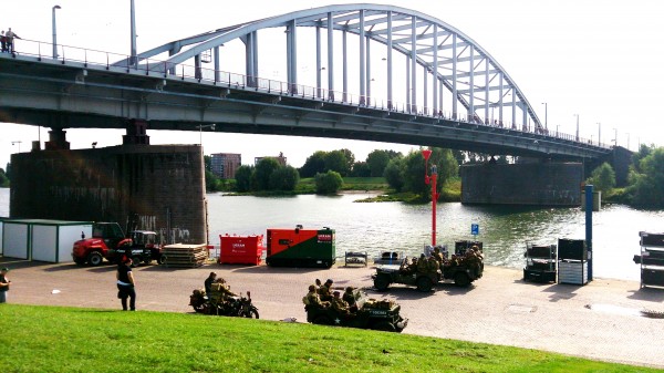 7 września 1944 r. wielkim desantem z powietrza rozpoczęła się operacja „Market-Garden”. Planowano szybkie dojście do Renu przez Holandię i rozwinięcie ofensywy na Trzecią Rzeszę. W tym celu należało opanować mosty na dolnym Renie i jego dopływach oraz utrzymać je do czasu nadejścia wojsk lądowych. Najważniejszy był most w Arnhem (na zdjęciu).  / Fot. Xenia Jacoby Patriae Fidelis Manchester