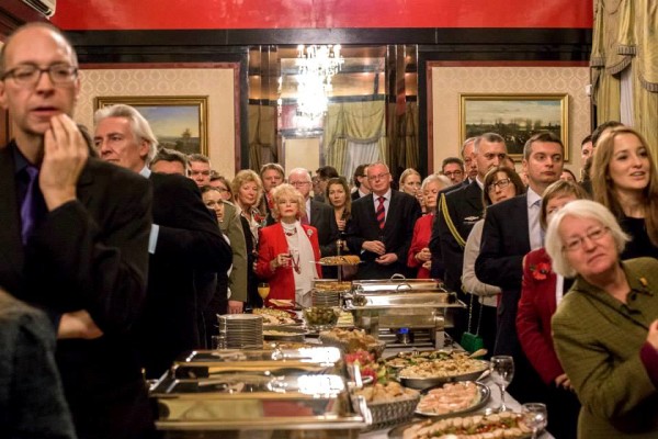 Tłumnie przybyli na uroczystość w polskiej ambasadzie przedstawiciele Polonii w Wielkiej Brytanii wznieśli toast za niepodległość Polski / Izabela Rembisz / Ambasada RP