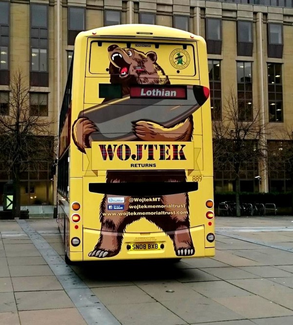 Żołnierz Wojtek na edynburskim busie / fot. WMT