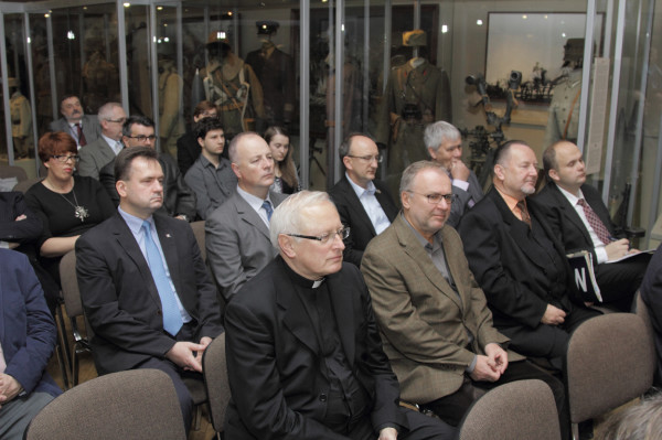 Fotografie z konferencji pn. „W darze Polsce - 50 lat Instytutu Polskiego i Muzeum im. Gen. Władysława Sikorskiego”, która miała miejsce w Muzeum Wojska Polskiego w Warszawie. 