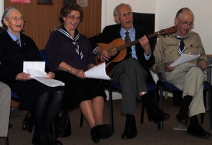 Krąg Starszoharcerski „Rodzina” przygotował kominek. Od lewej: druhna Iza Czerniajew Kierowniczka Kręgu St.H. „Rodzina”, Maria Pomian, Jurek Pawlus, phm. Andrzej Pomian.