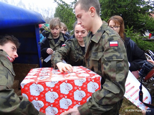 Młodzież, m.in. z Augustowa, Sejn brała czynny udział w zbiórce darów i przygotowania ich do transportu na Białoruś
